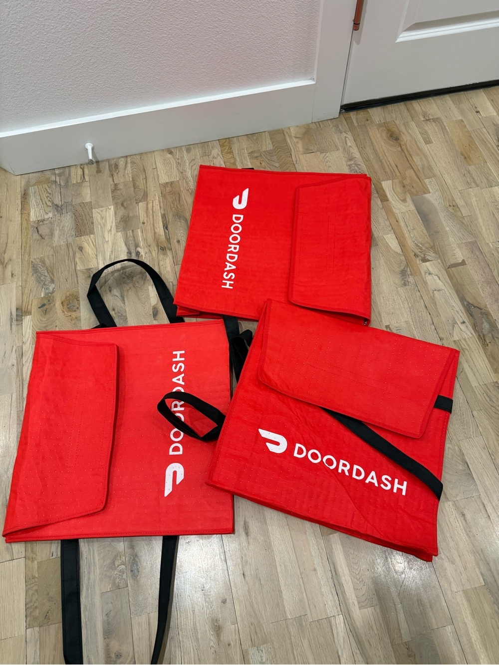 Like New DoorDash Insulated Pizza Delivery Bags - Bright Red (Set of 3)